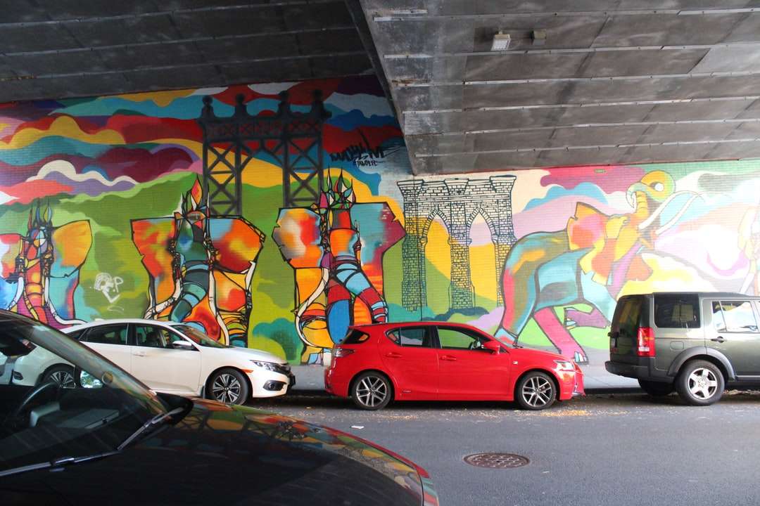 Bílá a červená Volkswagen brouk zaparkovaná vedle zdi skládačky online