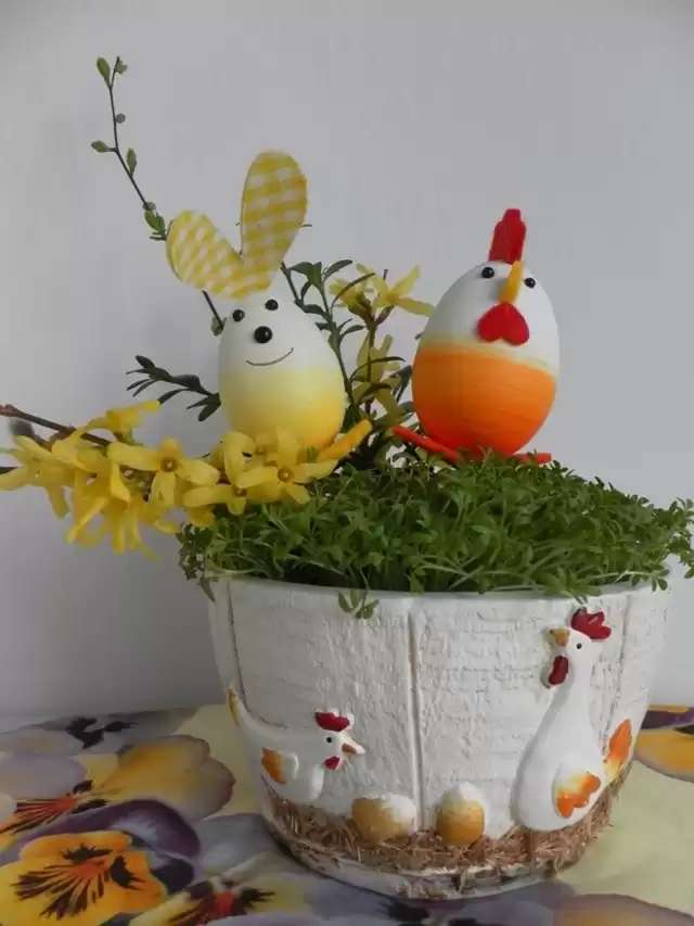 Decoraciones de Pascua en una olla decorativa. rompecabezas en línea