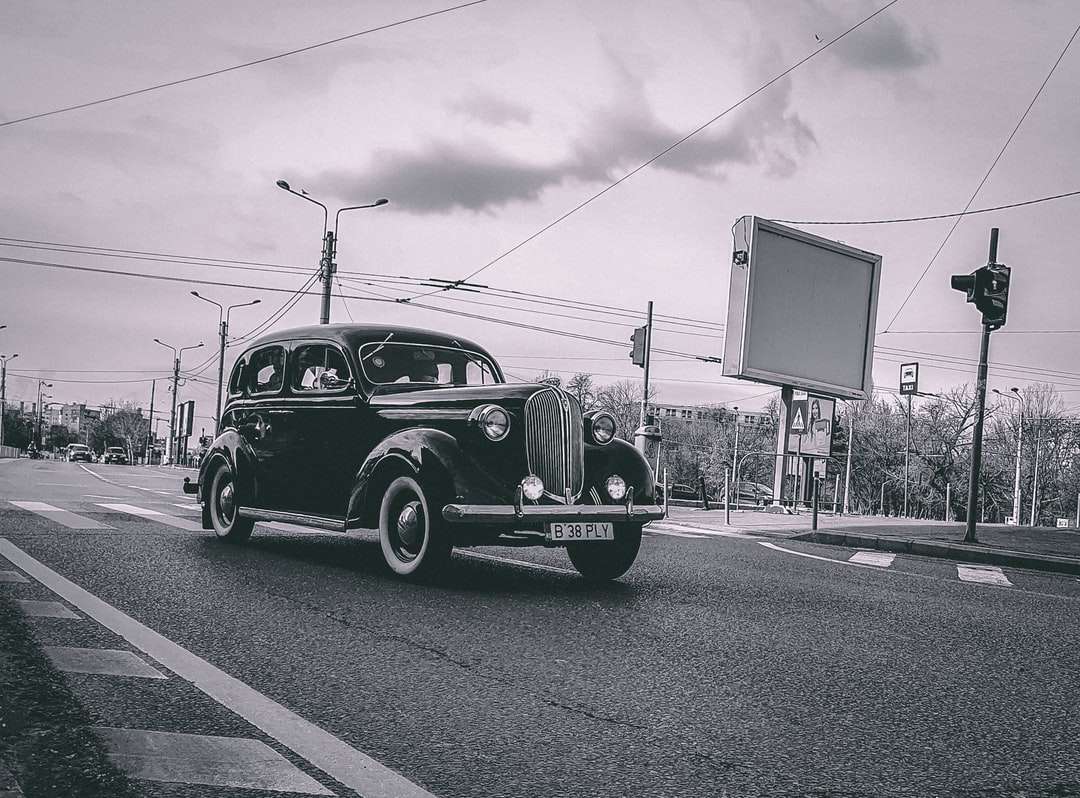 Zwarte vintage auto op weg overdag online puzzel