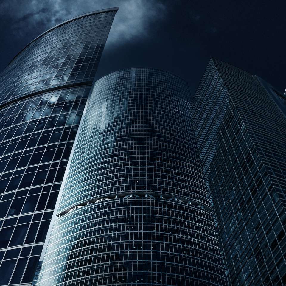 ниско ъгъл фотография на сградата на високото място онлайн пъзел