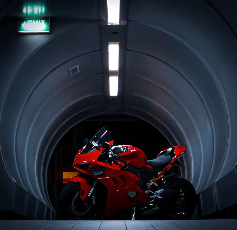 красный и черный спортивный мотоцикл онлайн-пазл