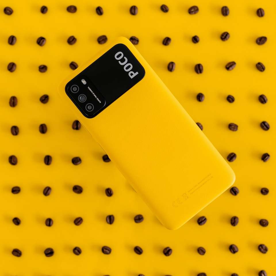 желтый телефон nokia на желто-белой ткани в горошек онлайн-пазл