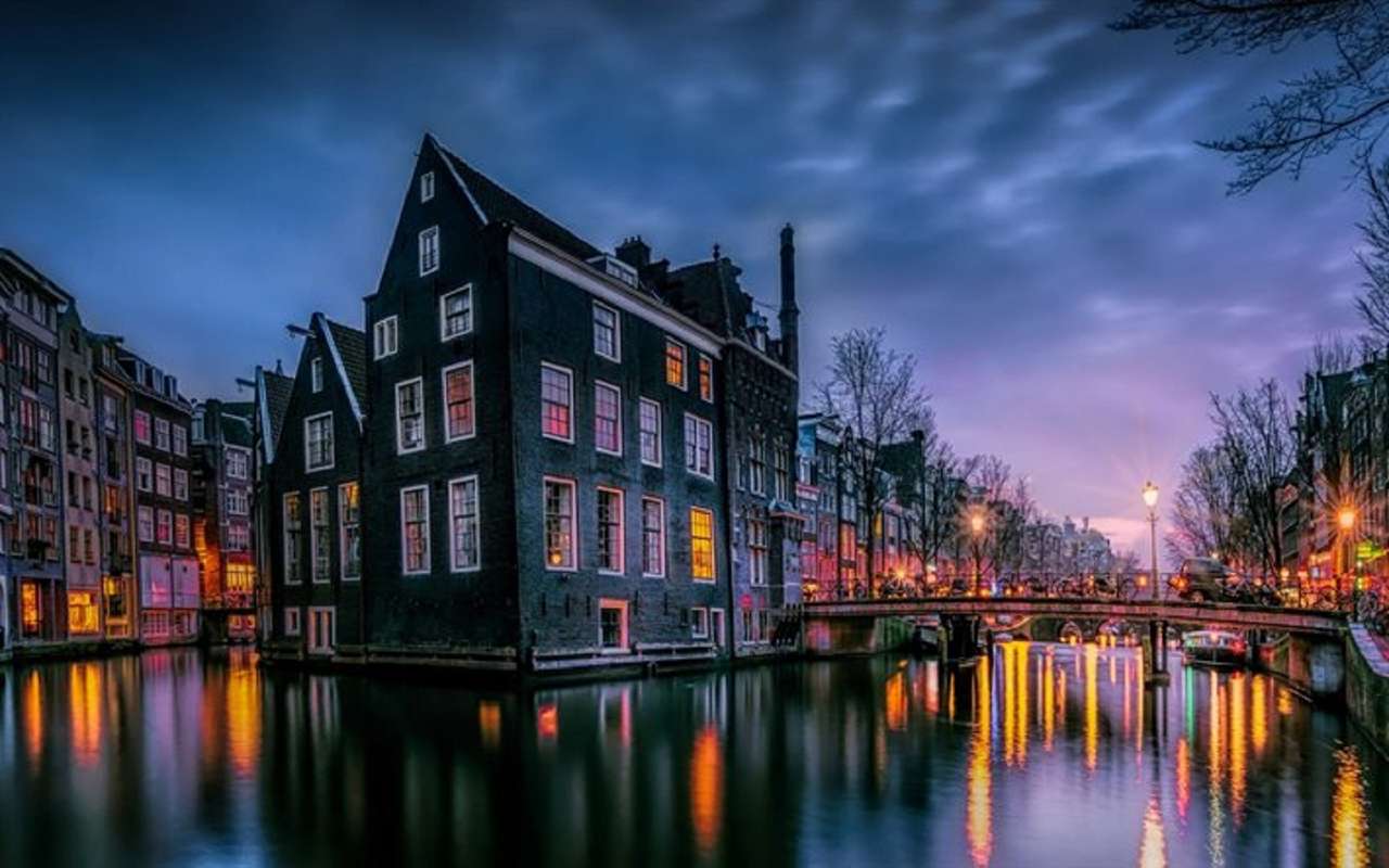 Amsterdam at night jigsaw puzzle online
