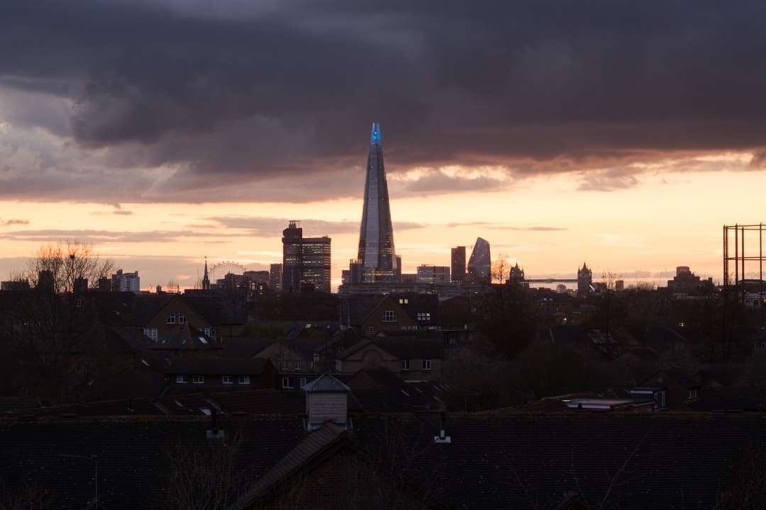 alto edificio durante il tramonto puzzle online