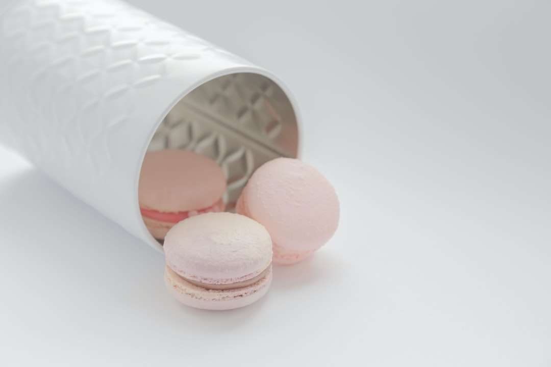 Rosa und braune Medikationspille auf weißem Kunststoffbehälter Puzzlespiel online