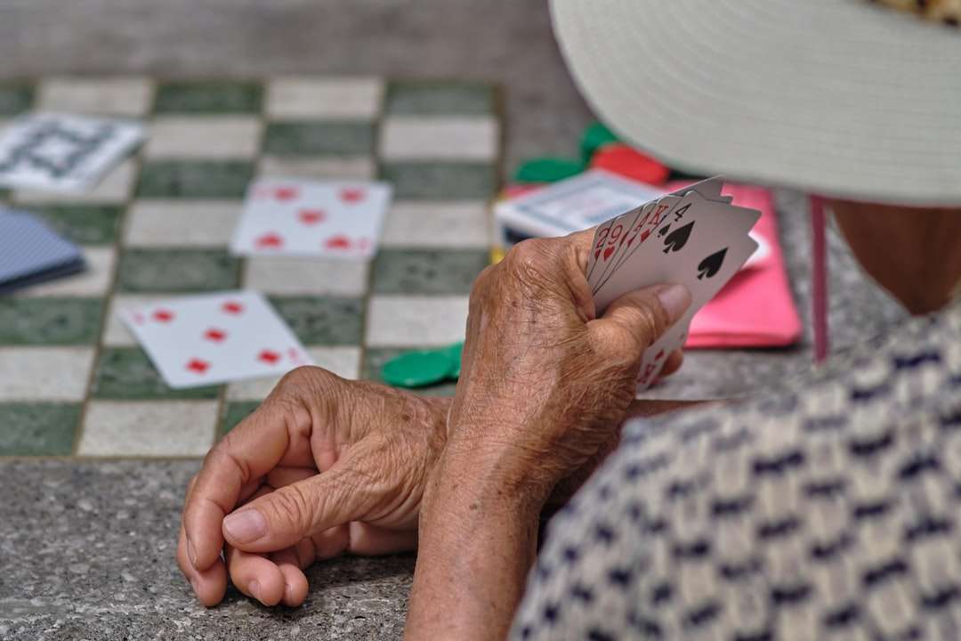 Persoon die witte en zwarte speelkaarten houdt online puzzel