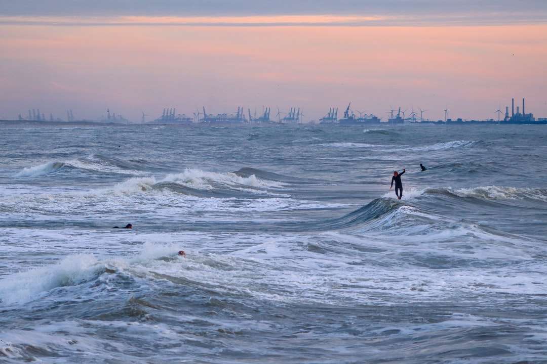 човек, сърфиращ на морски вълни през деня онлайн пъзел