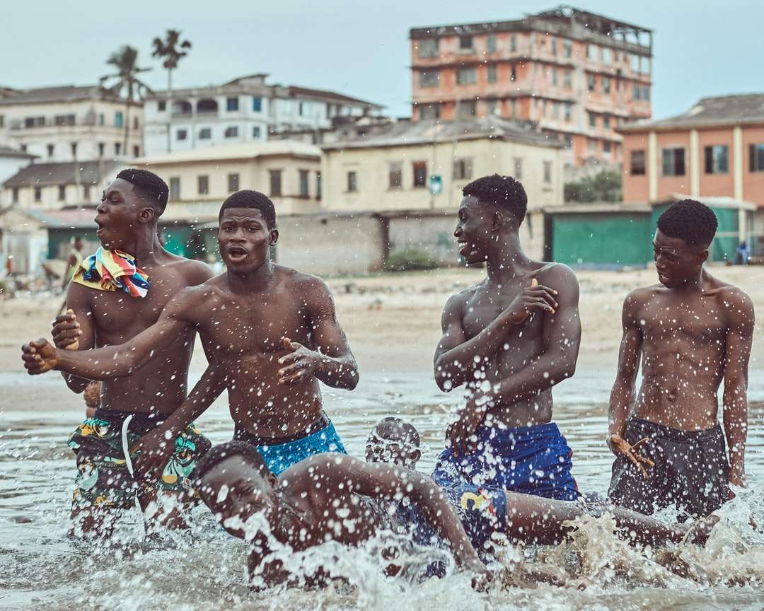 3 момчета играят на вода през деня онлайн пъзел