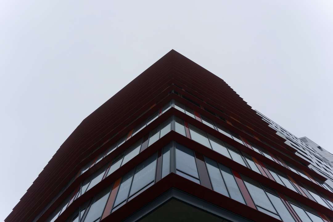 Edificio de concreto rojo y blanco. rompecabezas en línea
