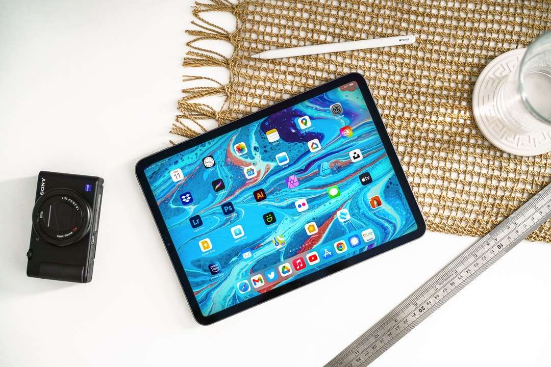 Schwarzes iPad neben schwarzem Lineal Online-Puzzle