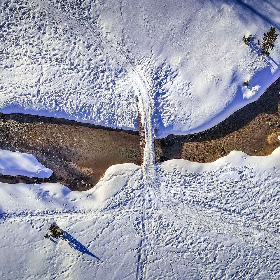 日中の雪に覆われたフィールドの航空写真 ジグソーパズルオンライン