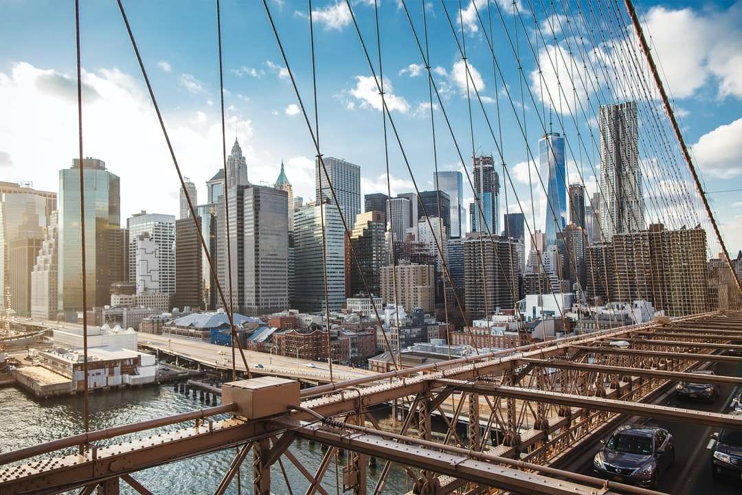 Hnědý kovový most přes město během dne online puzzle