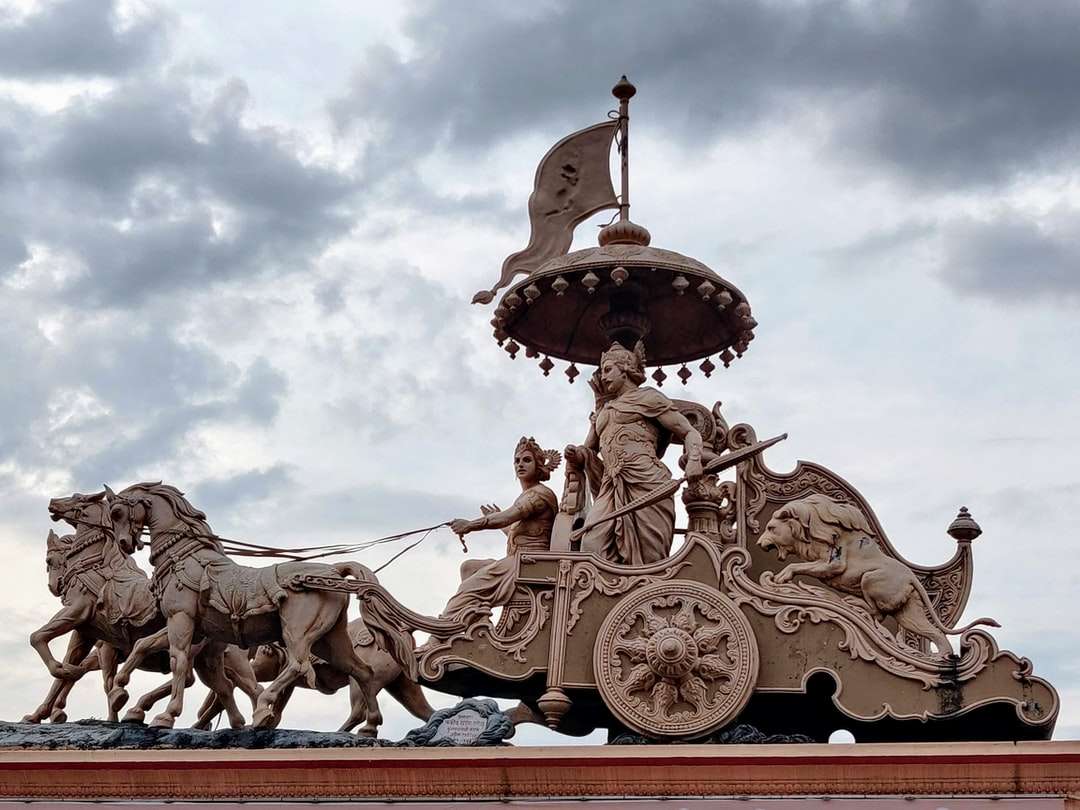 Statue de dragon doré et marron sous un ciel nuageux pendant la journée puzzle en ligne