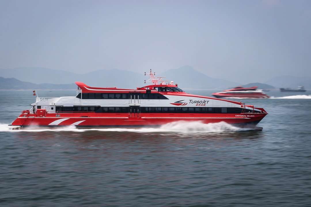 Barca de pasageri roșii și albă pe apă în timpul zilei jigsaw puzzle online
