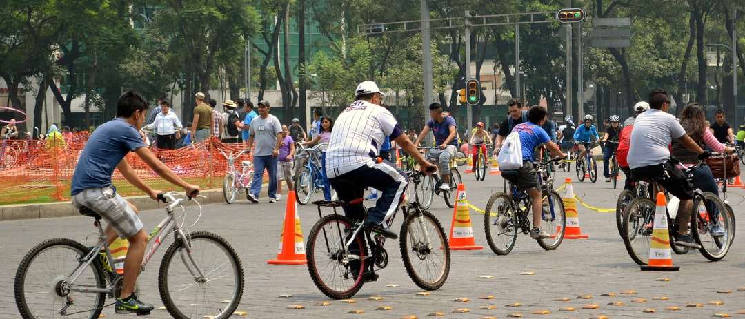 Хората, които карат велосипедите по пътя през деня онлайн пъзел