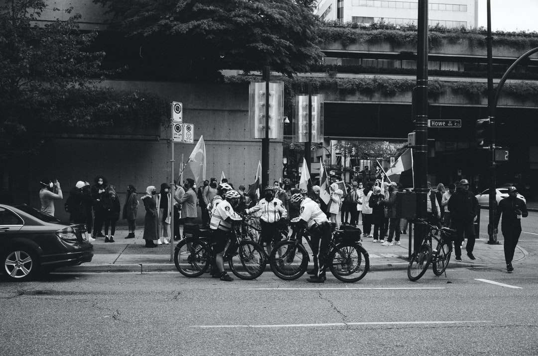 у відтінках сірого фото людей, які їздять на мотоциклі по дорозі онлайн пазл