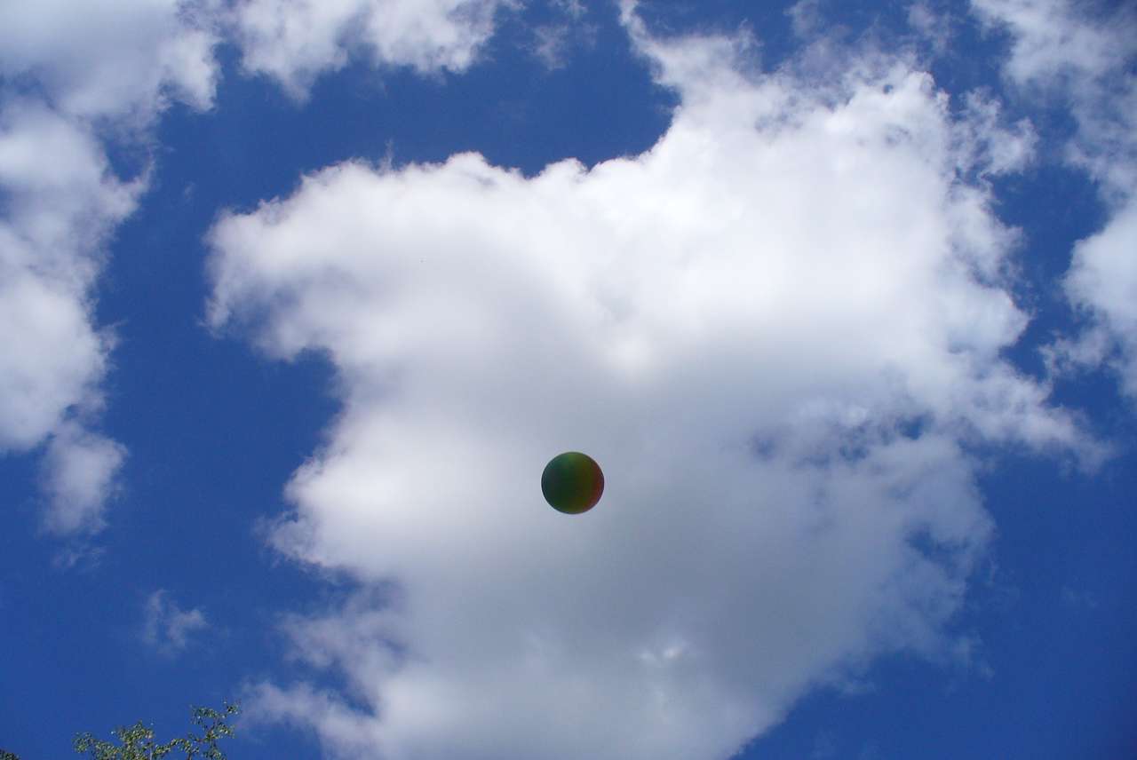 Μπάλα στο σύννεφο παζλ online