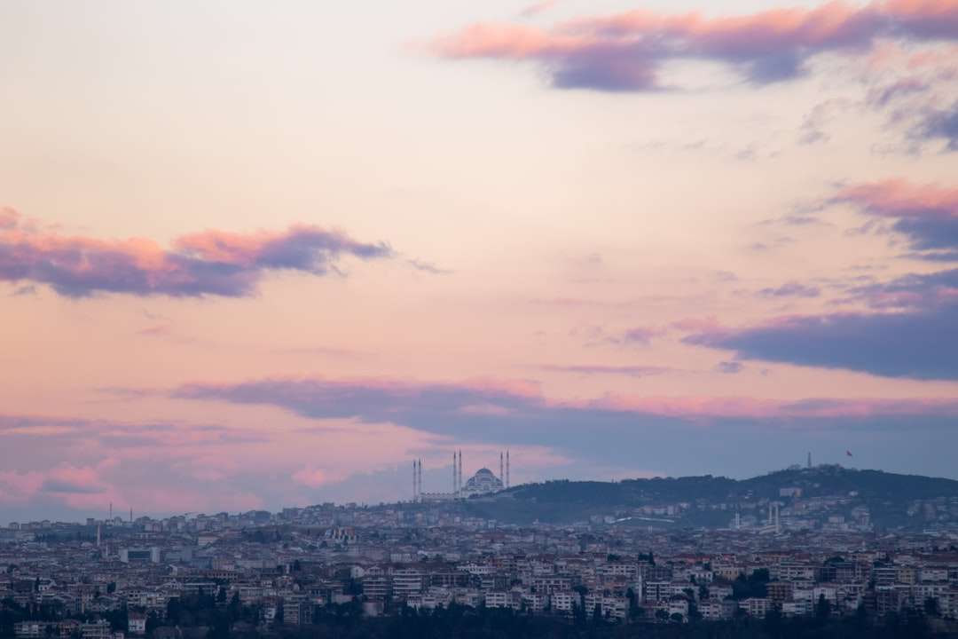 Ορίζοντας της πόλης κάτω από συννεφιασμένο ουρανό κατά τη διάρκεια της ημέρας online παζλ