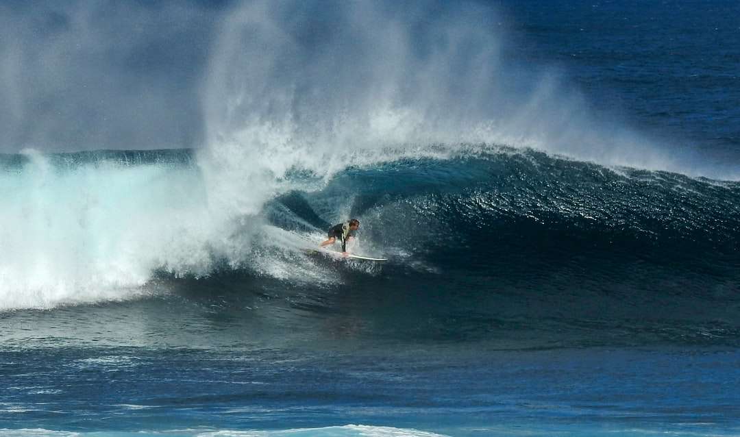 Man surfen op zee golven overdag legpuzzel online
