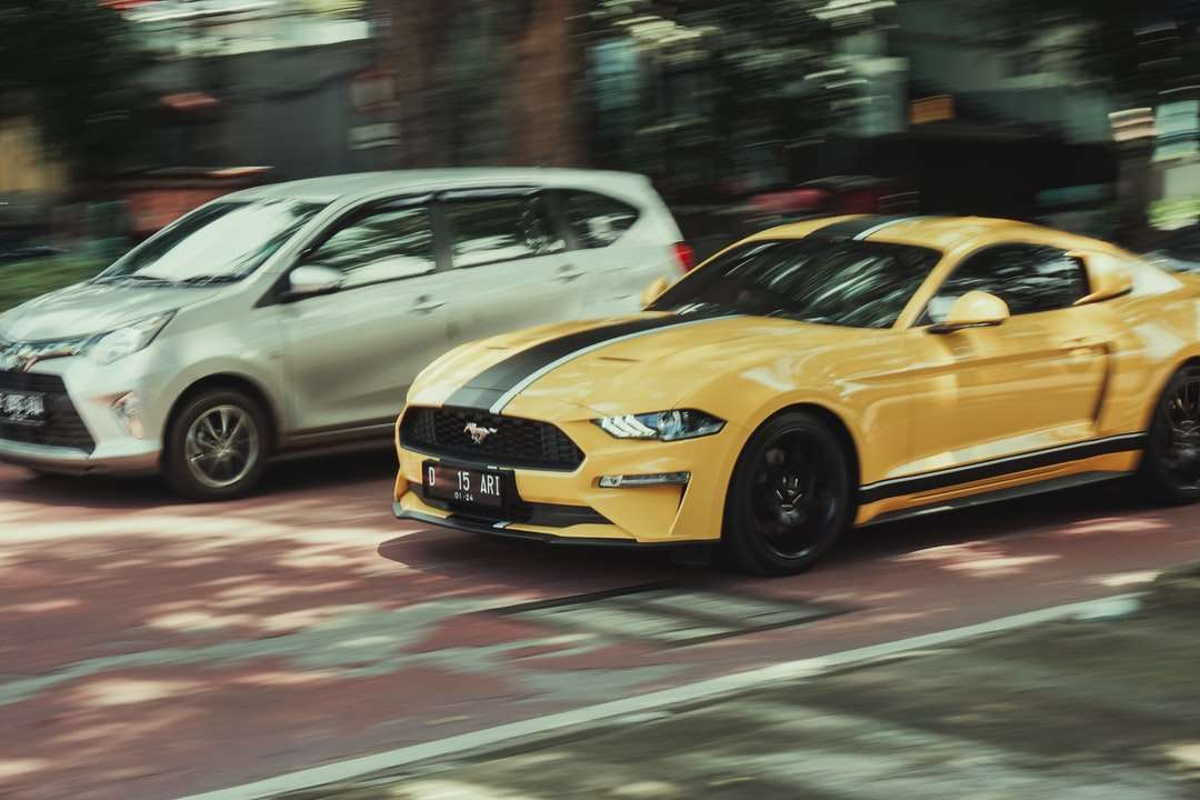 Chevrolet Camaro giallo sulla strada durante il giorno puzzle online