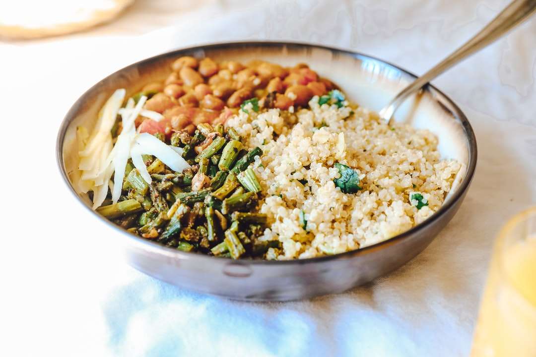 Kokat ris med gröna ärter och morötter Pussel online