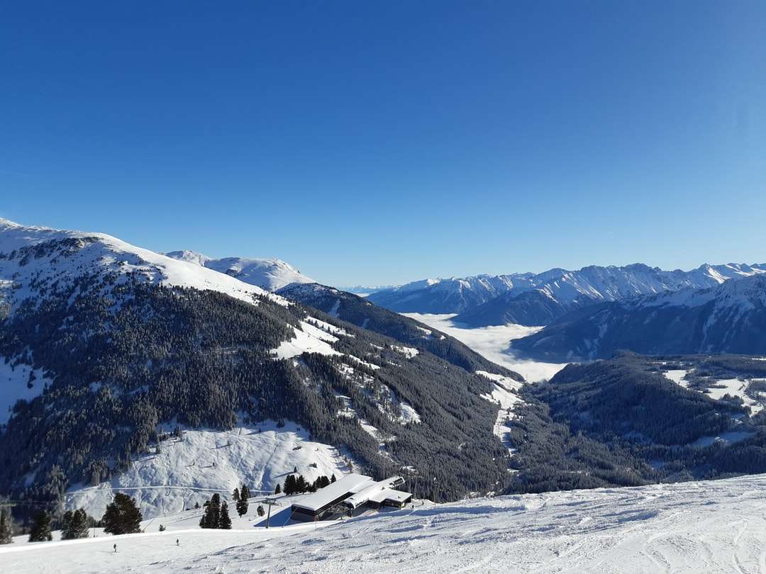 Montaña cubierta de nieve bajo el cielo azul durante el día rompecabezas en línea