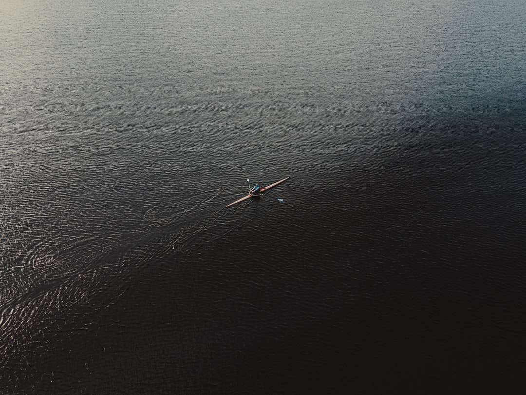 Flygfoto över båt på havet under dagtid pussel på nätet