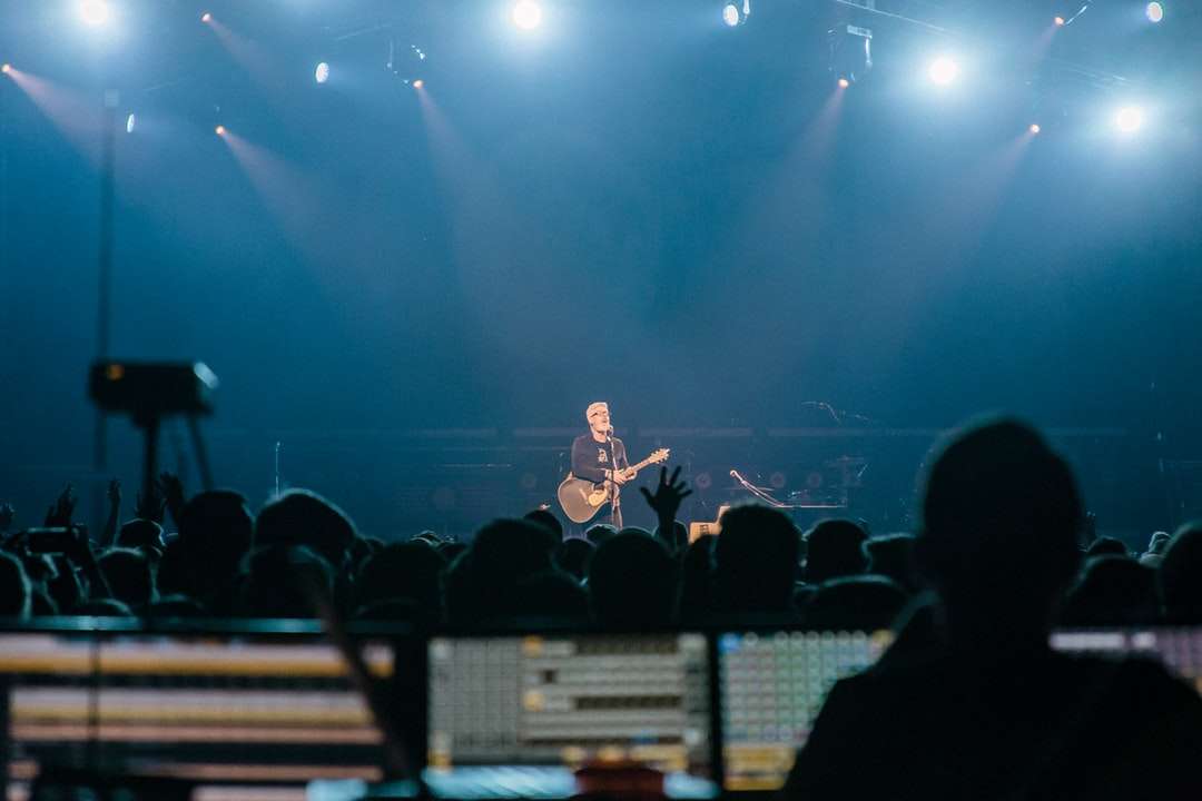 Az ember fekete ingben énekel a színpadon kirakós online