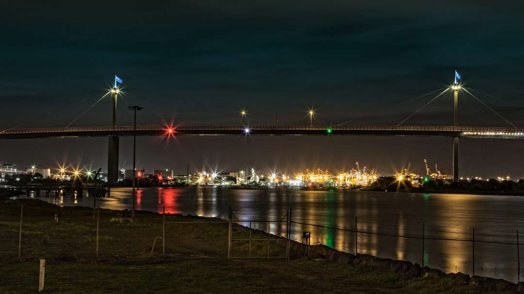 Podul peste apă în timpul nopții puzzle online