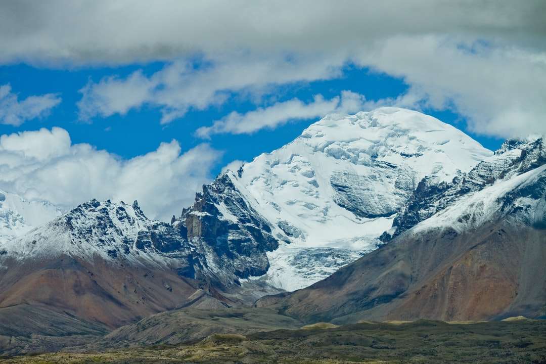 Schnee bedeckte Berg unter blauem Himmel tagsüber Online-Puzzle