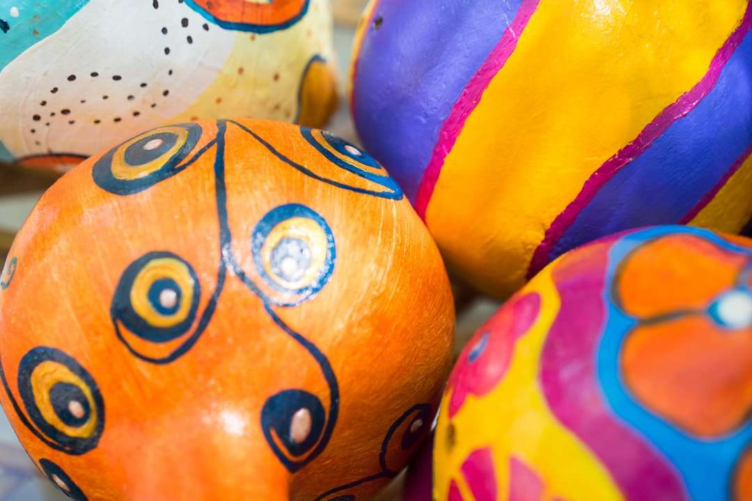 желто-красный и фиолетовый декор для яиц онлайн-пазл