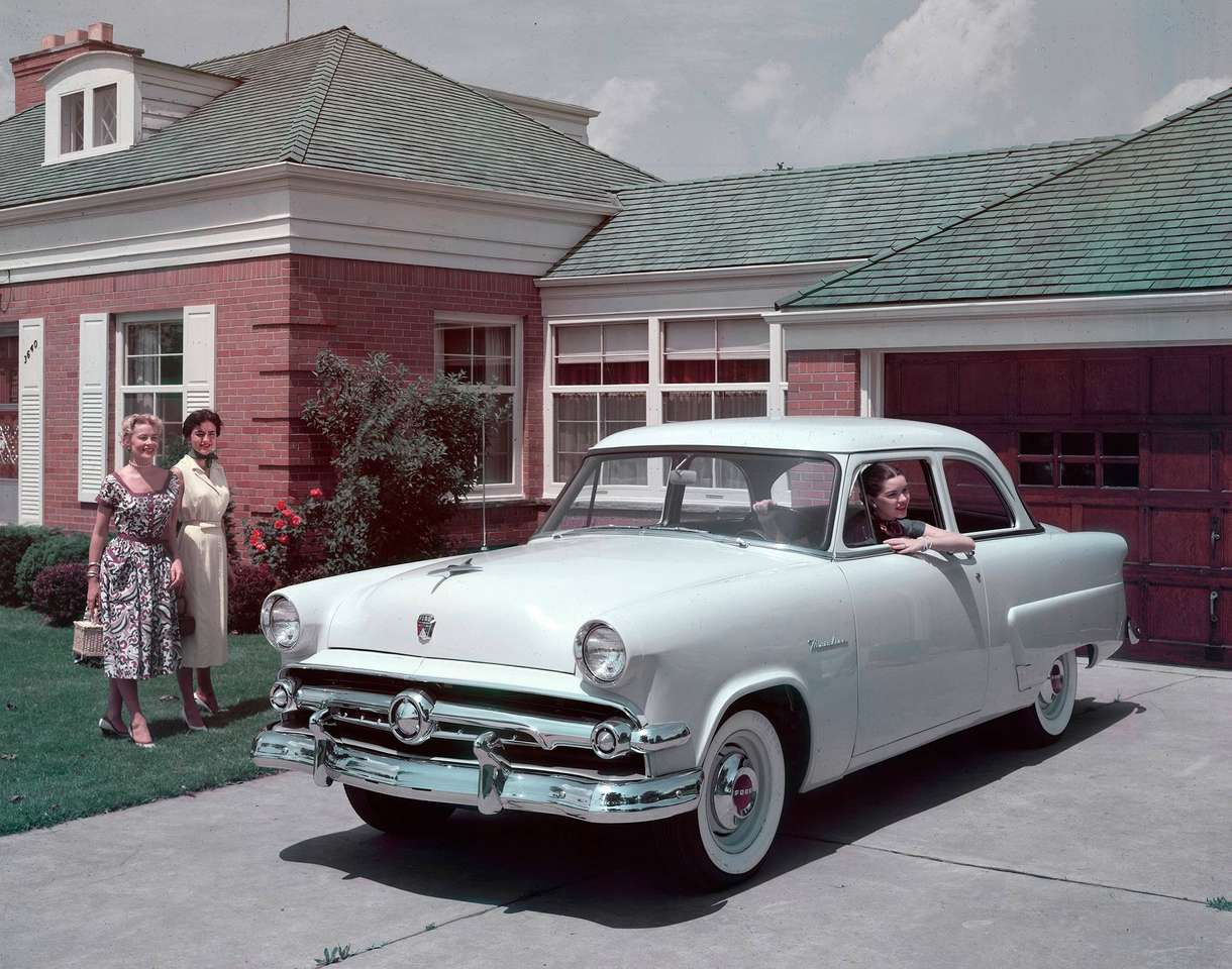 Двухдверный седан Ford Mainline 1954 года выпуска. онлайн-пазл
