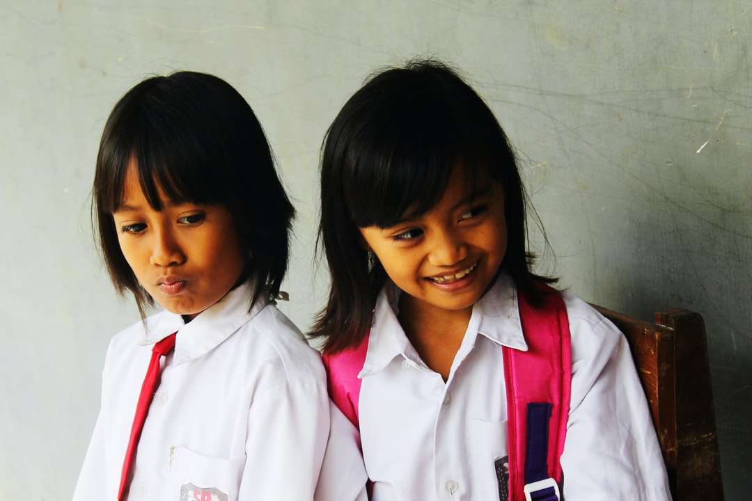 2 nő fehér és piros iskolai egyenruhában kirakós online