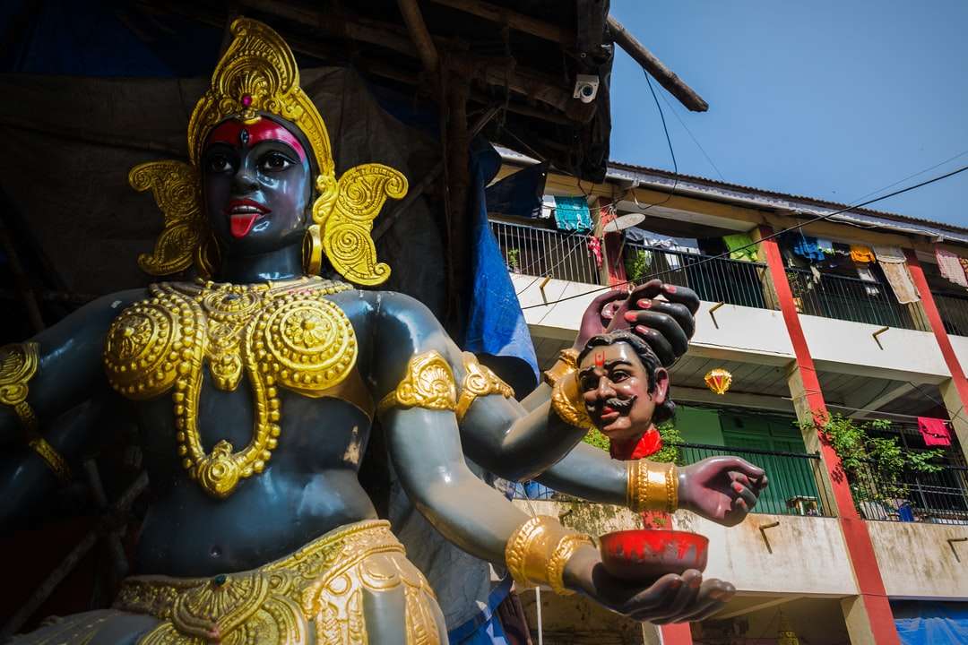 Gold- und rote Hindu-Gottheitstatue Puzzlespiel online