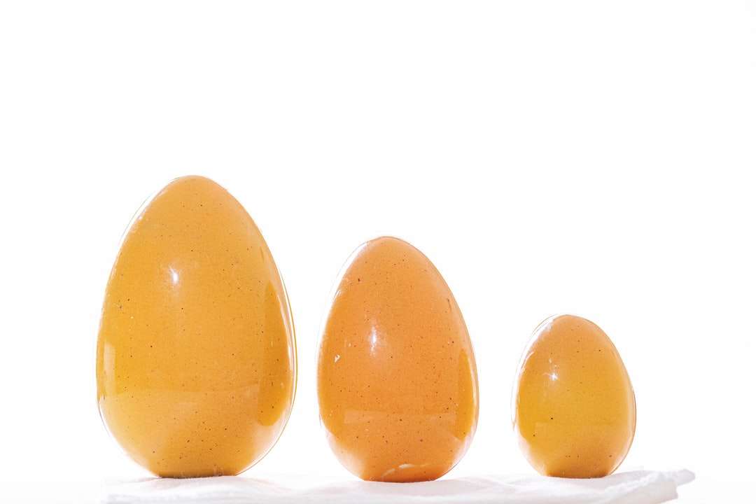 2 желтых яйца на белом фоне пазл онлайн