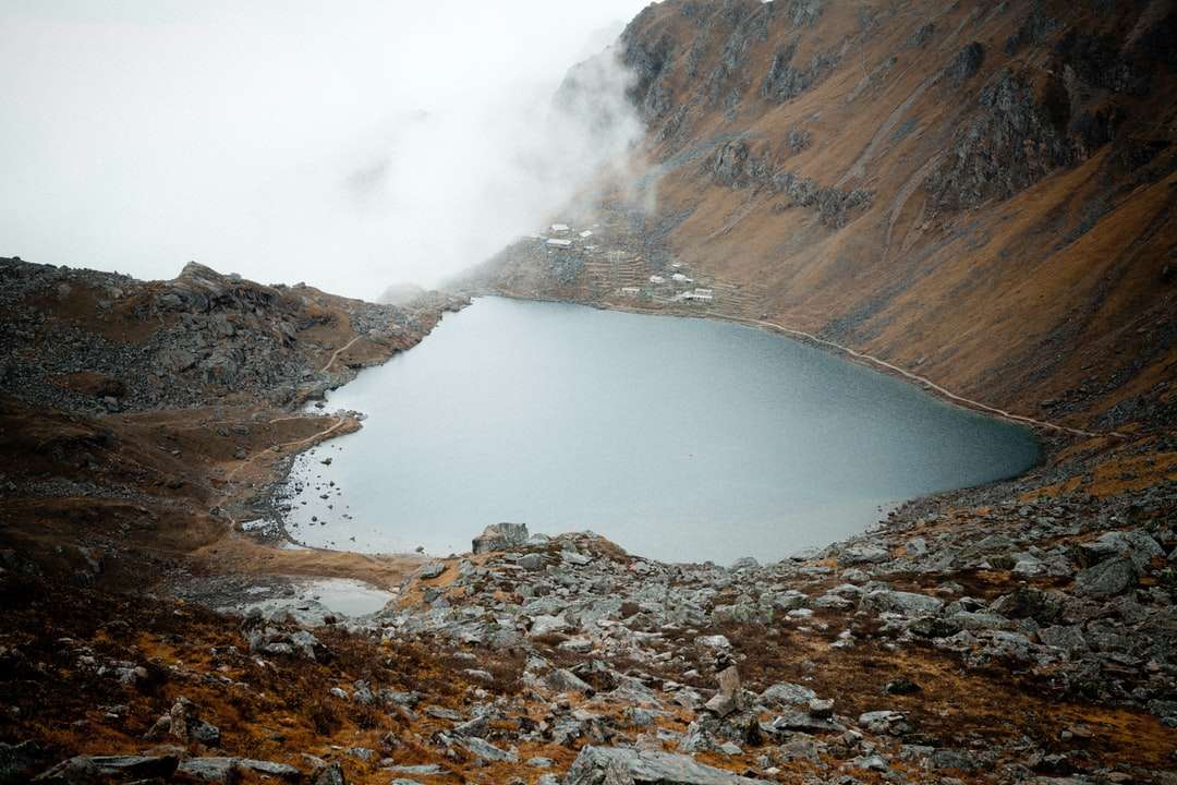 Bruine rotsachtige berg met mist online puzzel
