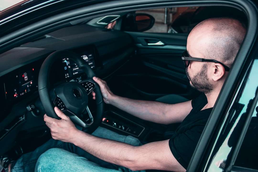 Mann in schwarzen gerahmten Brillen fahren Auto Puzzlespiel online