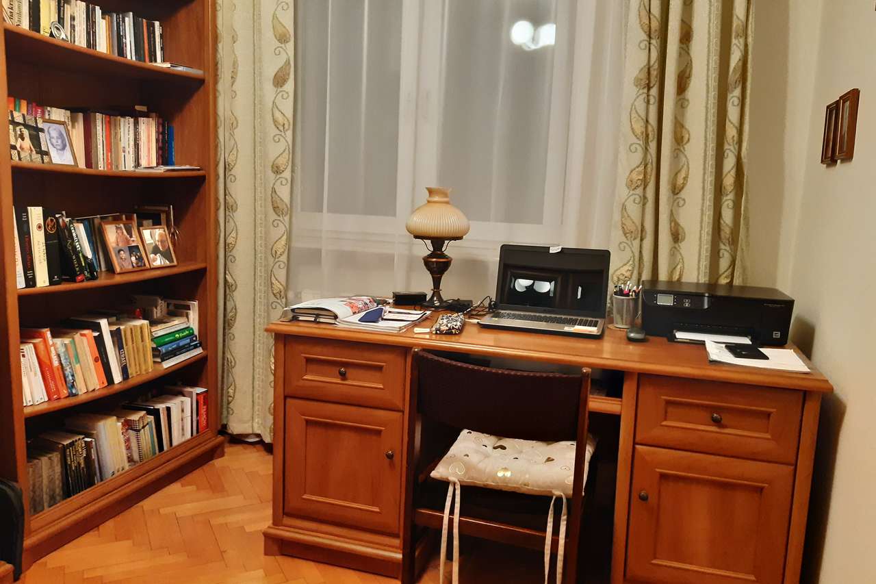 Γραφείο με φορητό υπολογιστή και βιβλία online παζλ
