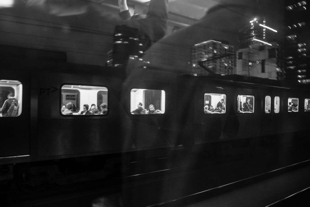 Grayscale foto van treinstation online puzzel