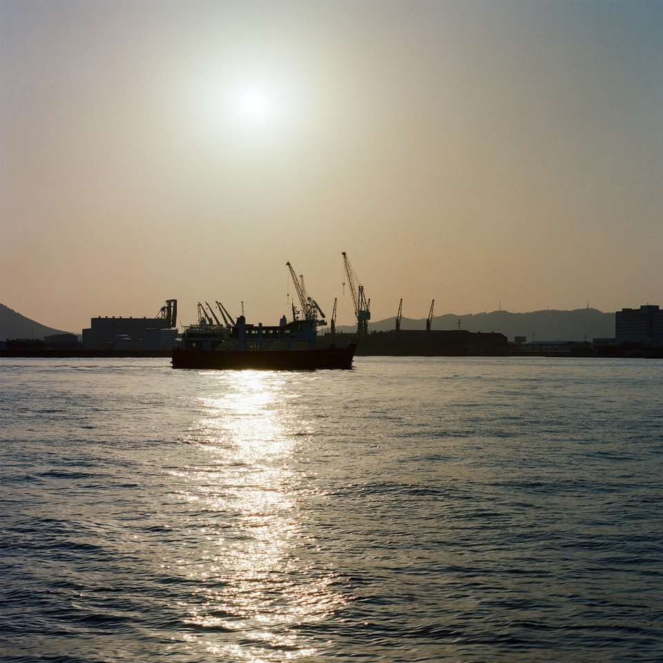 Silhueta de navio no mar durante o pôr do sol puzzle online
