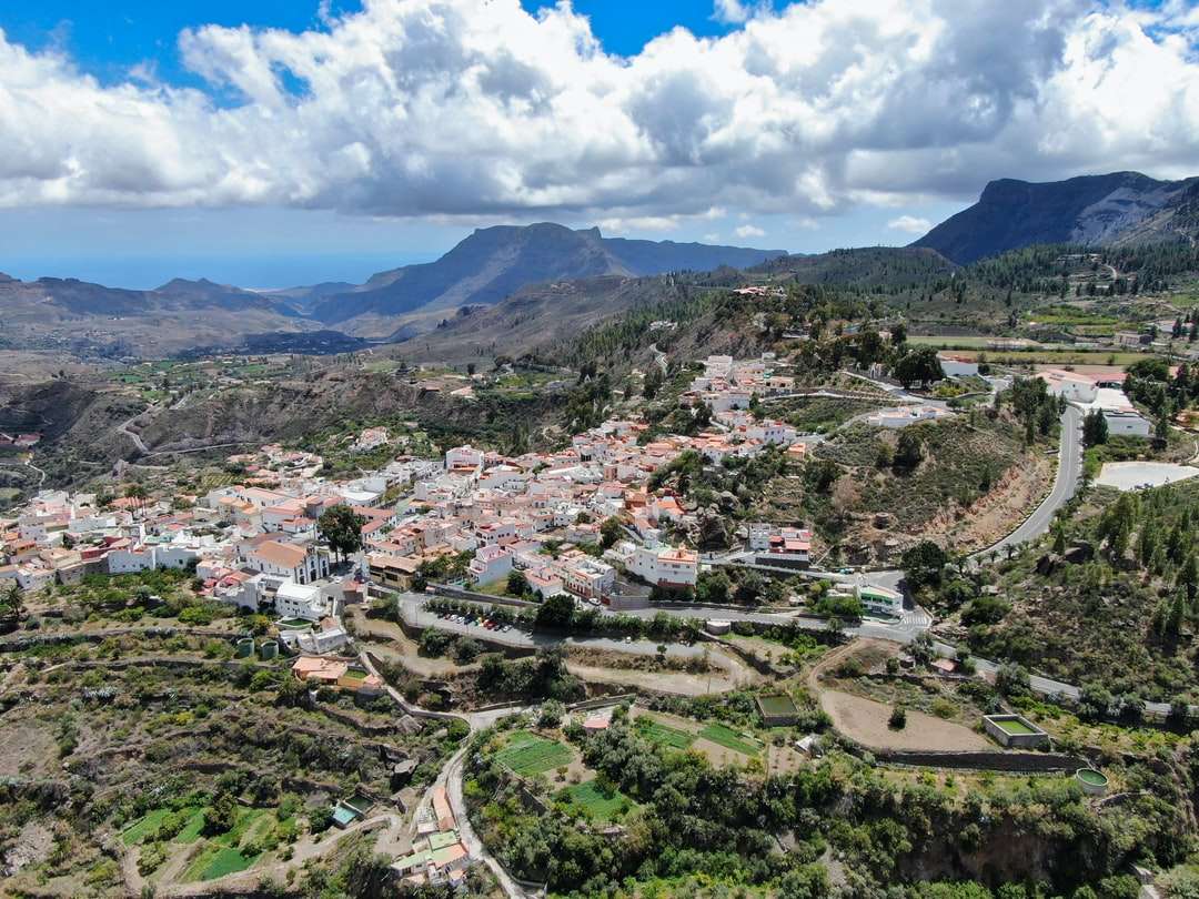 Въздушен изглед към града близо до планината през деня онлайн пъзел