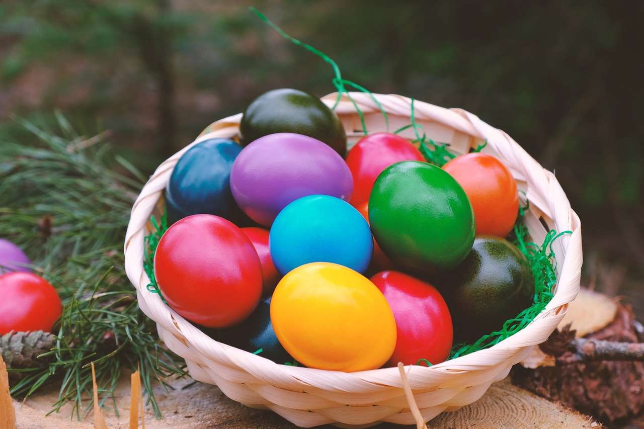 Cesta de Pascua con huevos rompecabezas en línea
