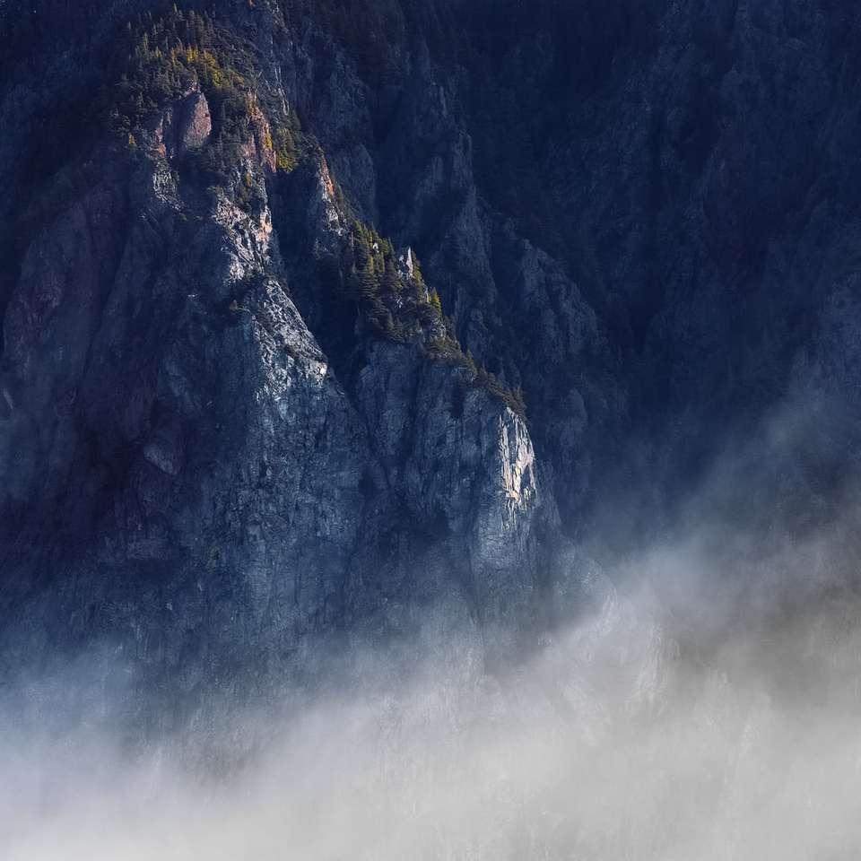 Сива и черна планина с облаци онлайн пъзел