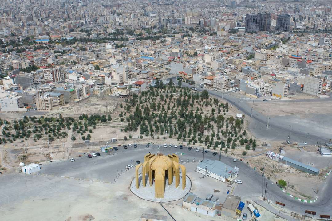 Letecký pohled na městské budovy během dne online puzzle