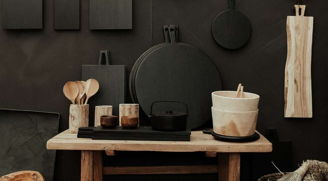 Μαύρο μαγειρική κατσαρόλα σε καφέ ξύλινο τραπέζι online παζλ