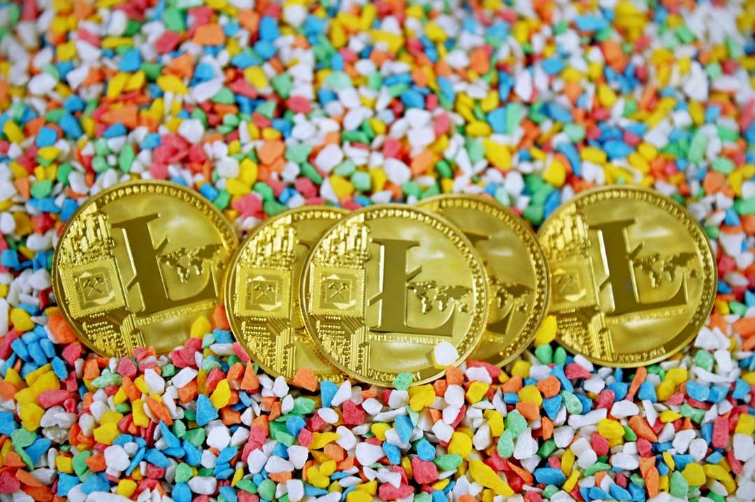 Zlaté a stříbrné kulaté mince skládačky online