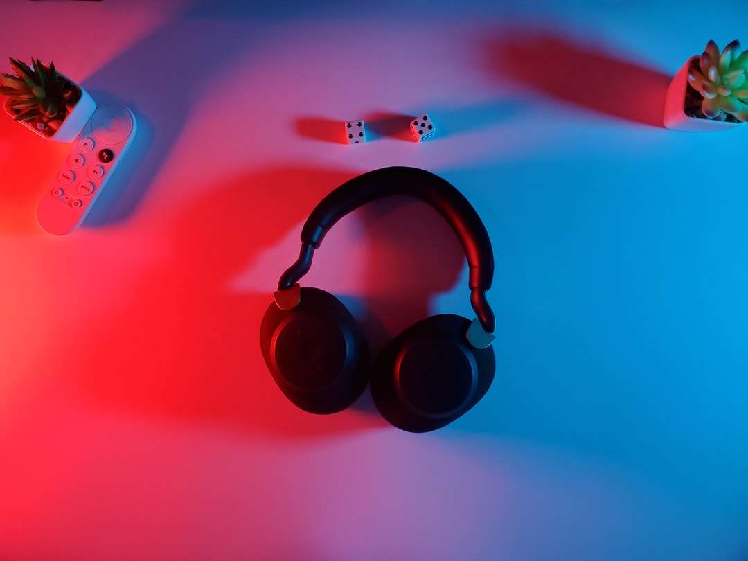 чорно-червоні бездротові навушники онлайн пазл