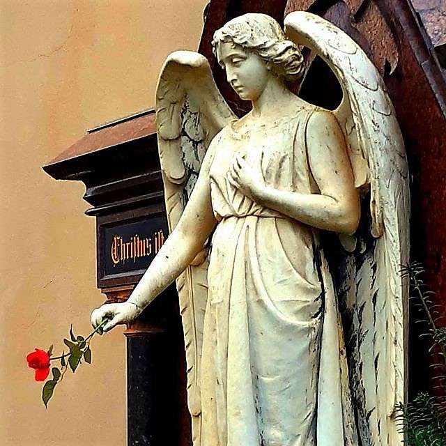 Estatua de ángel en un cementerio rompecabezas en línea
