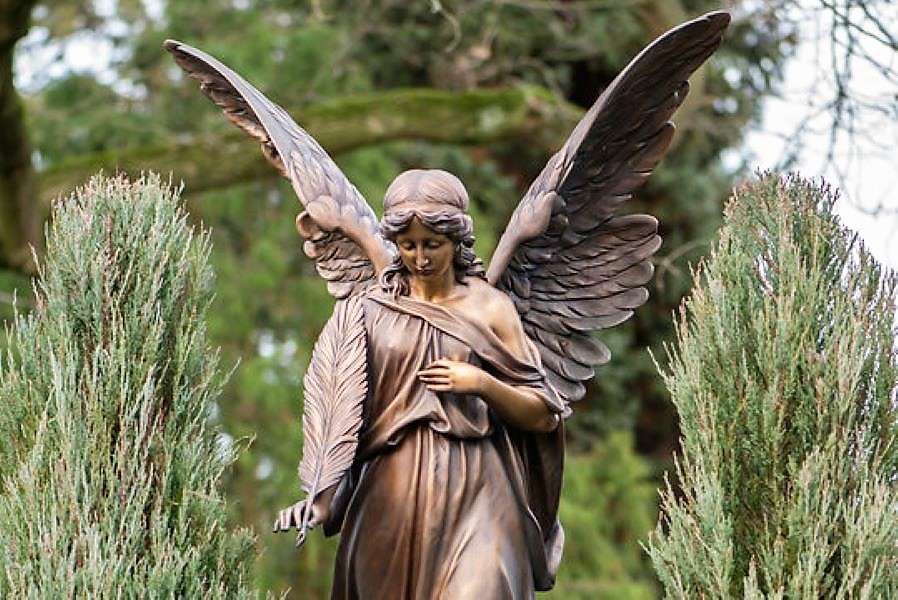 Статуя ангела на кладовищі онлайн пазл