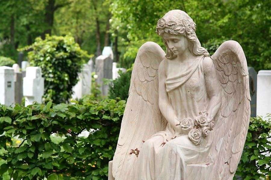 Socha anděla v hřbitově skládačky online